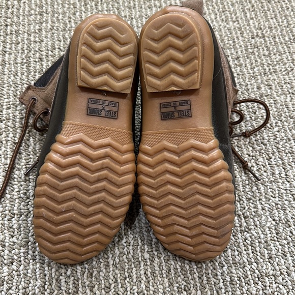 BASS brand BOOTS. YOUTH SIZE 5. Rubber soles. Suede uppers. Original laces. - Picture 4 of 10